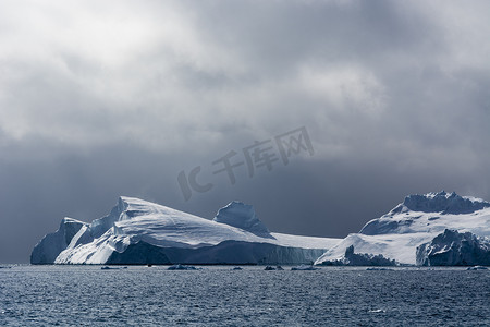 温度和人摄影照片_冰山和多云的天空伊卢利萨特冰湾格陵兰迪斯科湾