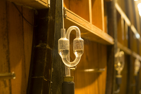 发酵罐摄影照片_酒窖发酵罐的气锁