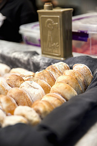 合作社食品市场摊位上一排排托盘上的新鲜面包卷