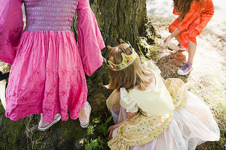艾莎公主摄影照片_三个女孩穿着连衣裙一个戴着皇冠