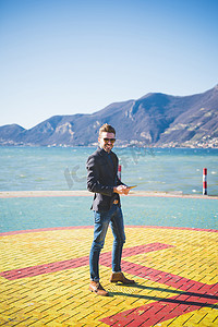 意大利布雷西亚罗瓦托湖边停机坪上的年轻人肖像