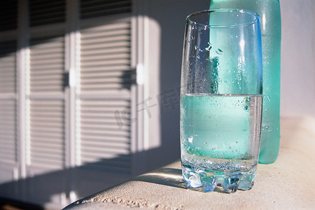瓶子和杯子里的水
