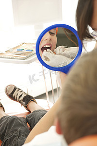 牙科病人用牙线清洁牙齿