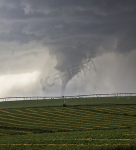 鲜活农产品摄影照片_大龙卷风袭击农田