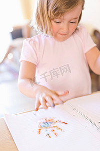 女孩手指画在笔记本上