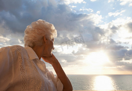 老妇人看日出