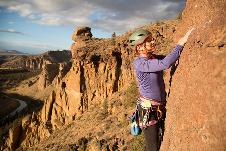 攀岩女摄影照片_美国俄勒冈州史密斯岩石州立公园女攀岩者登山