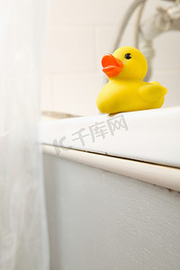 浴缸边上的橡胶鸭