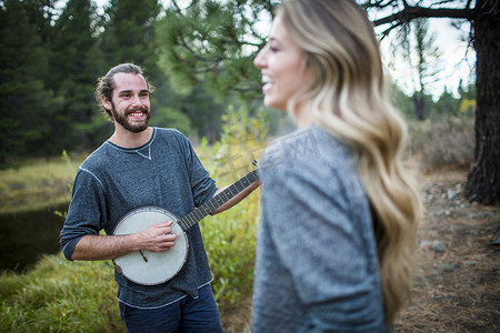 美国内华达州太浩湖河畔的一对年轻夫妇在演奏班卓琴