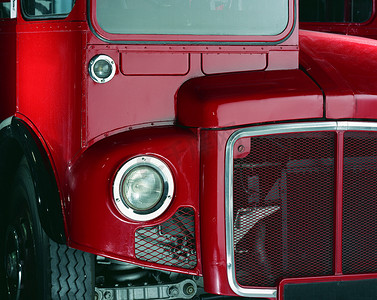 复古英国车摄影照片_红色复古双层巴士前部细节
