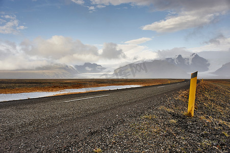 前进卡摄影照片_背景为斯卡夫塔费尔冰川的道路冰岛