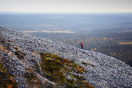 攀登岩石陡峭山峰的小径跑步者芬兰拉普兰