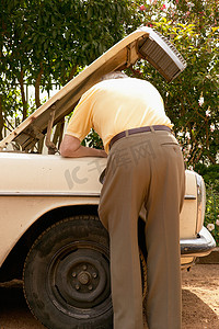 修车的人摄影照片_一位修车的老人的后视镜