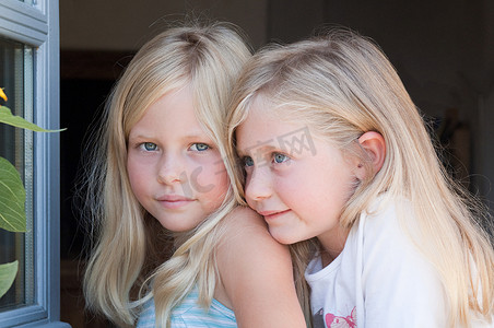 金发双胞胎女孩肖像