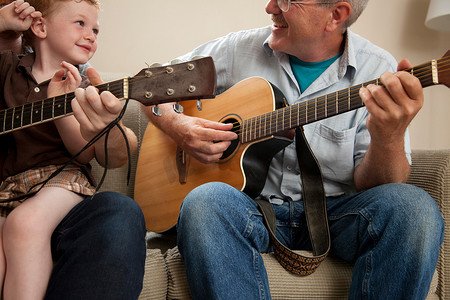 男孩和爷爷弹吉他