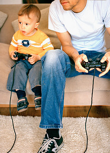 父子俩玩电子游戏