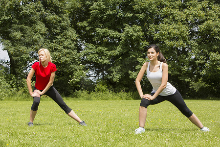 妇女们在公园里热身锻炼