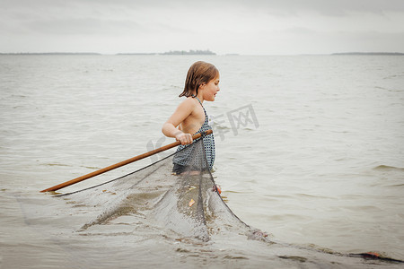 学习如何使用传统渔网的女孩美国佛罗里达州松岛湾萨尼贝尔岛