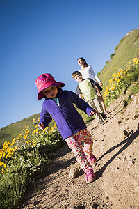 母亲带着儿子和女儿徒步旅行犹他州盐湖城瓦萨奇山脚下的博纳维尔海岸线小径