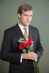 一名男子手持一束玫瑰的肖像