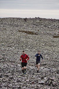 芬兰拉普兰男人们在岩石悬崖顶上跑步的小径