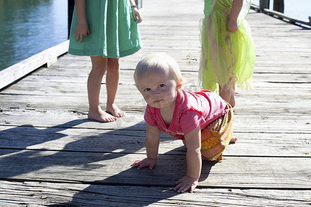 新西兰女孩子在码头上爬行的肖像