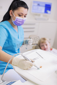 牙科医生在牙科诊所为女孩进行牙科治疗