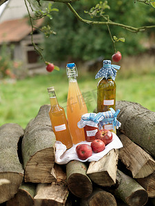 原木堆上的苹果和果汁