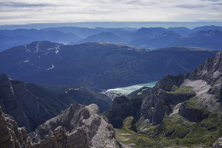 意大利布伦塔白云岩的莫尔维诺湖
