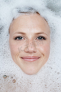洗澡的女人的脸