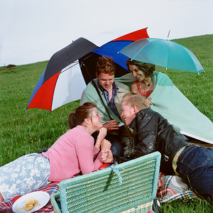 下着雨摄影照片_与朋友一起野餐