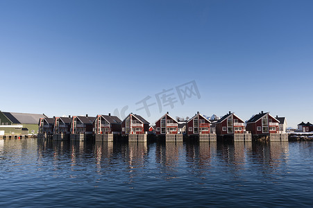 挪威罗福滕群岛斯沃瓦尔的一排滨水房屋