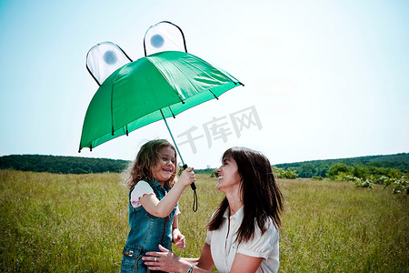 玩伞的女人和女孩
