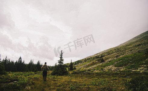 俄罗斯乌拉尔山脉人类在山谷景观中独自徒步旅行的背影