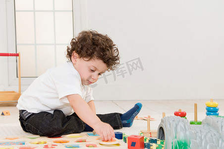 一个男孩在玩他的玩具