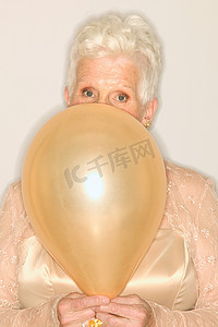 遮住女人嘴巴的金色气球