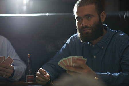 男性朋友在英国传统酒吧玩纸牌游戏