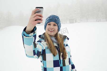 在雪中自拍的年轻女子萨特尔贝勒姆奥地利蒂罗尔