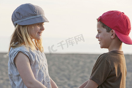 男孩和女孩在海滩上手牵手