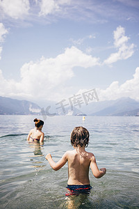 意大利伦巴第路易诺湖中一对母子齐腰深的后视线