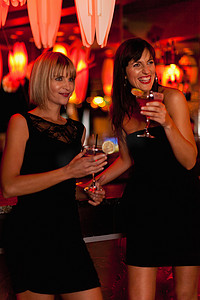 活动前三名摄影照片_微笑的女士在酒吧喝鸡尾酒