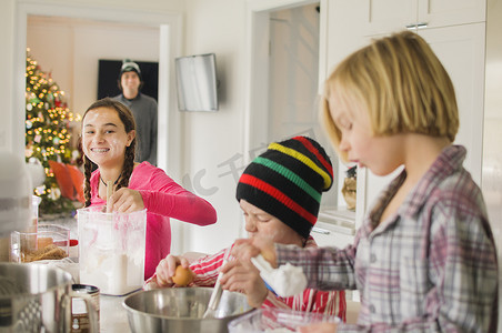 十里红妆摄影照片_十几岁的女孩和兄弟在厨房里烘焙