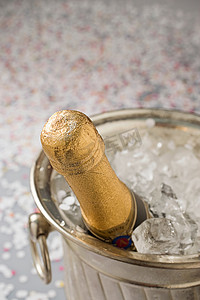 冰桶里的香槟