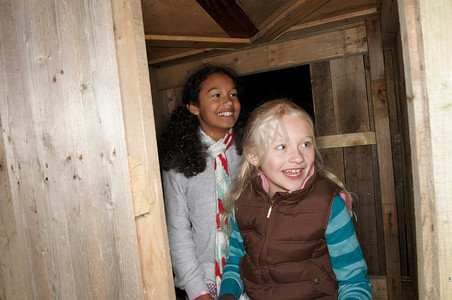 两个小女孩走进树屋