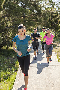 克罗地亚达尔马提亚的斯普利特公园里跑步的年轻男女