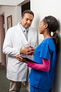 医学信息摄影照片_医生和护士在医院走廊上讨论