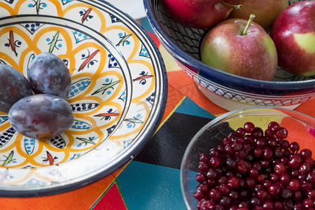 家庭树摄影照片_树碗里有红苹果李子和浆果