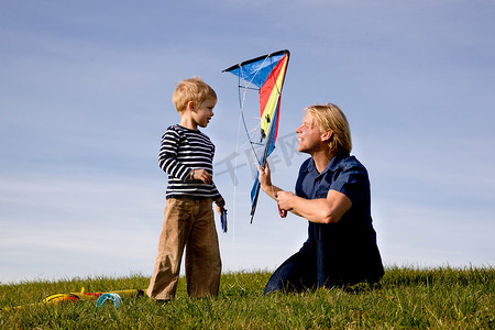 男孩和父亲制作了一只风筝