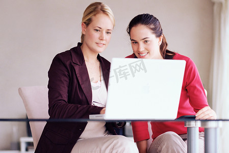 两名女性使用笔记本电脑