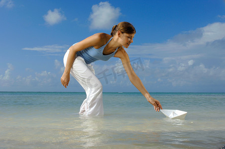一名女子在海滩上放松